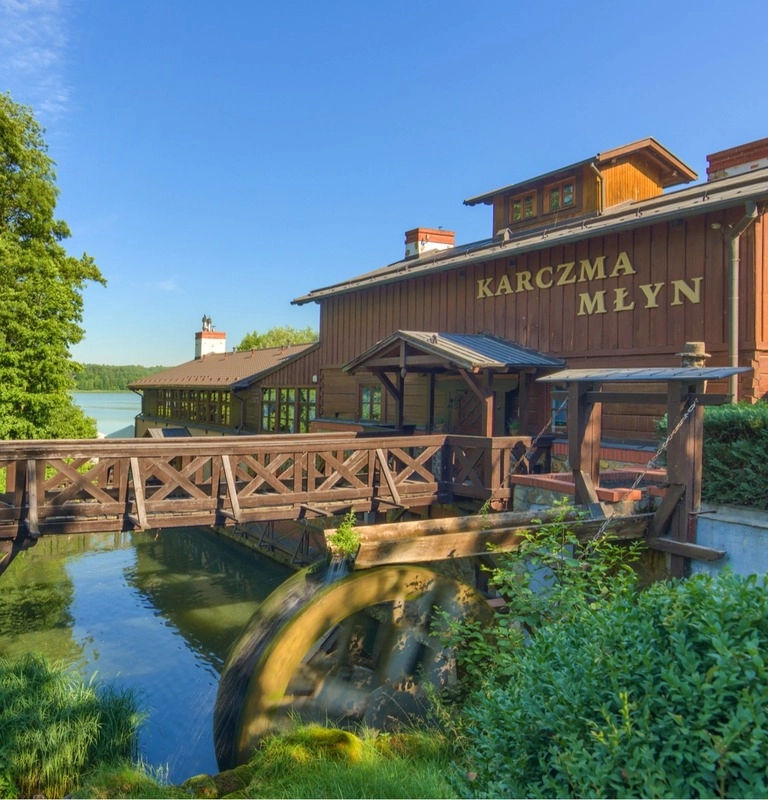 Restorāns Karczma Młyn ar darbojošos ūdensratu