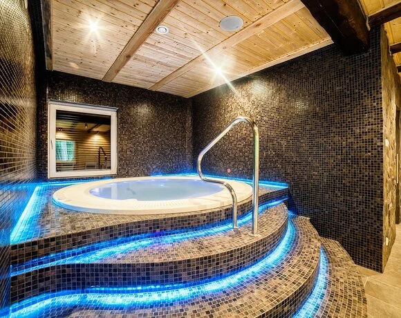 Džakuzi viesnīcas Dworek Wapionka wellness zonā